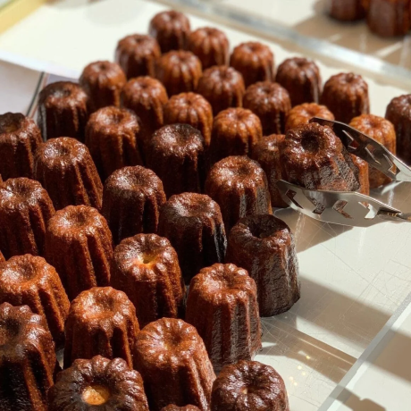 Panier de cannelés en nougatine